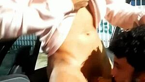 mamando e fodendo na rua com pessoas passando por perto