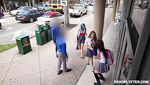 סייד הארץ קטנה חושפת כוס מתוקה לשוטר בעבודה