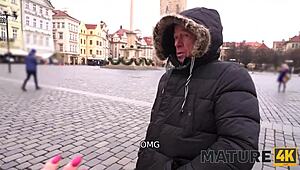 Mature4k סבתא מציעה תרופה קינקית לנדודי שינה עם גרבונים