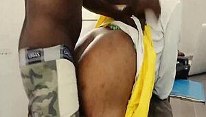 خدعت معلمة البيولوجيا في جلسة ساخنة في المكتب