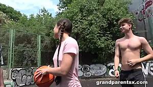 Ragazza con codine impara trucchi di scopate selvagge dalla nonna esperta