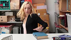 Слаба тийнейджърка 18+ ебана жестоко от странни охранители в магазина зад кулисите