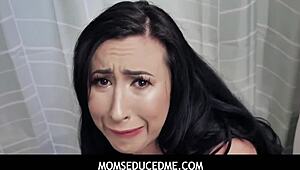 Uhh, mám takové štěstí šukat svou horkou nevlastní mámu v koupelně... sakra!