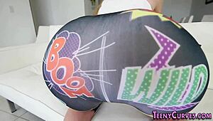 Крутая 18+ девчонка с круглой жопой получает глубокий монстр-трах