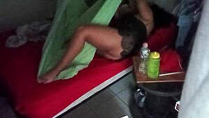 哇，通过监控摄像头偷窥这个曲线玲珑的墨西哥夫妻太疯狂了！Karmico有最佳视角！😏