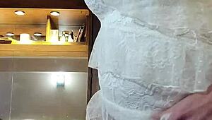 Μοντελάρω τα σεξι νέα εσώρουχα μόνο για τα μάτια σου απόψε.