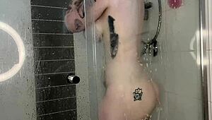 How does Vixen Lela Star entertain herself without her husband?