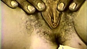 Vintage interracial tabu se rozvíjí v retro chlupaté scéně s antickým šarmem a zakázanými vibracemi