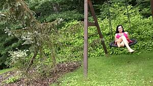 Schulmädchen Lucias winziger 18+ Rock fliegt draußen hoch für wilden Spaß