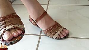 Hotwife brasileña desnuda muestra pies sexys en sandalias en jardín delantero