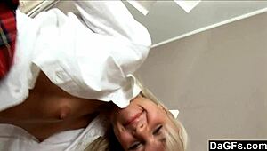 Jente i uniform kan ikke vente med å berøre seg selv!