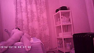 哇！隐藏按摩变成可爱亚洲手淫惊喜！