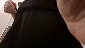 Collezione di belle ragazze che pisciano nei bagni pubblici