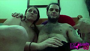 فتاة شهوانية تحب زبي الأبيض الكبير