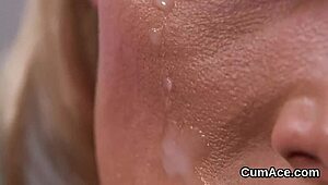 Hravá bomba polyká spršku spermatu na obličej