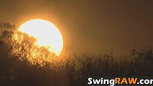 זוגות ביסקסואליים חובבים צוללים לאורגיה קבוצתית פרועה עם קימברלי. אוראלי ורכיבה על פרש מחממים את הסצנה.