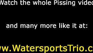 Хей, виж тази глем мацка получава див златен душ, толкова горещо! 😜