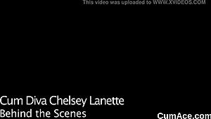 Hravá bomba polyká spršku spermatu na obličej