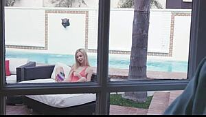 Liten blond ung dame Chanel Shortcake knuller bestefar utendørs