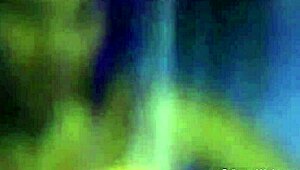 Indiai hölgy levetkőzik tiszta öröm tánchoz