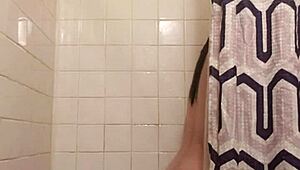 Ex barátnő fürdik a zuhany alatt