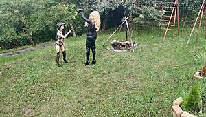 Training voor blonde TV TS door sexy goth domina in latex Pt1 HD