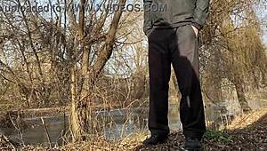 Schwiegersohn wichst beim Zuschauen, wie Schwiegermutter draußen in kinky Strumpfhose pisst