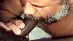 검은 경비원 자지 빨아 입안에 사정시켜