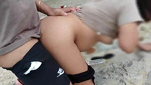 Pinay Στενάζει Δυνατά στην Παραλία σε Ρισκαρισμένο Σεξ Έξω!