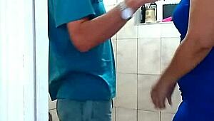 Crossdressing soused šukán, zatímco manželka je v práci v tajné aféře