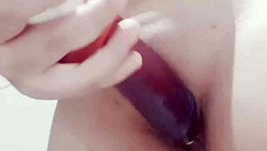 Sladka majhna Hana Lily se divje masturbira v snemanju videa