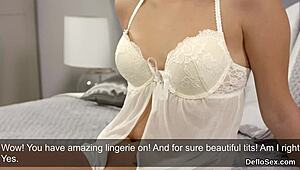 好奇心旺盛なティーン18+、濡れた襞を情熱的に指で探り震える絶頂に達する。激しいクローズアップ！