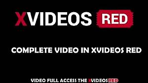 Fiatal újonc rögzíti első squirtjét, majd kemény anál baszást kap