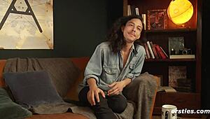 Σέξι Σοφία αποπλανά παρθένο με έντονο οργασμό