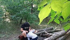Jebanje neznanke u šumi za divlji oralni orgazam