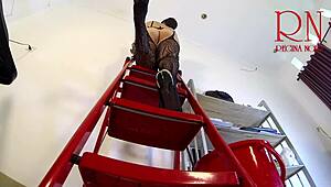 Não acredito como essa empregada limpa o escritório sem calcinha lavando paredes!