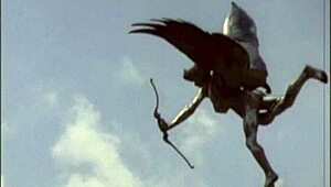 Винтидж интеррасова милф с големи цици в ретро космата сцена