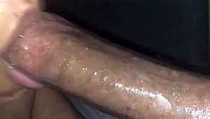 Segui il gocciolamento per azione di gola profonda disordinata con milf gocciolante