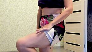 Geile brünette MILF zieht sich aus, während Ehemann arbeitet. Ihre haarige Lust giert nach jungem 18+ Action!