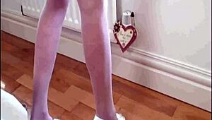 Rozmaznaná nevlastná sestra dráždi, kým si drkáš na ňu