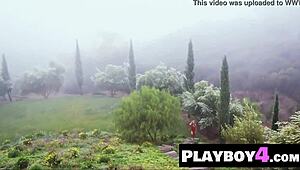 Hé, mate cette blonde aux gros seins qui pose nue avec son cul parfait dehors