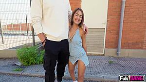 Nízká Latina bojuje s obrovským čurákem.