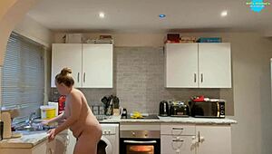 amatør ung jente 18+ slamp naken mens hun rengjør sin trange fitte og store rumpe. hun frister med hver bevegelse.