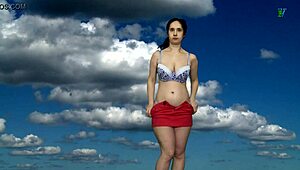 Natasha pózuje s prirodzenými prsiami v surovej ruskej mladšej striptíze