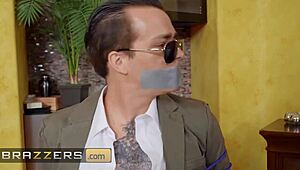 काइल मेसन के बडी सोफिया रोज और मिस लंदन को डॉगीस्टाइल के लिए बेंट ओवर और कम के लिए हार्ड राइडिंग दिखाते हैं।