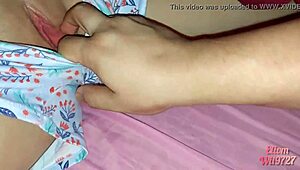 Bawimy się między prześcieradłami z moją siostrą przyrodnią? Jest taka napalona i mokra!