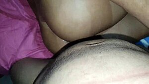 Subrinho attacks tia on bed, touches her pussy until she cums on his finger, then eats her ass without the cuckold knowing, full skin xv red.