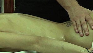 Санди Валентина просто пожирает похотливого массажиста Романа Тодда, вау! 😍