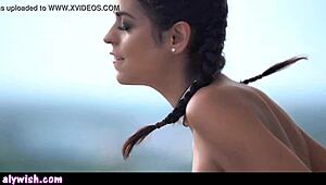 Prelepa beba trlja klitoris i igra se tesnom analnom rupom