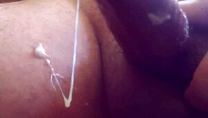 Браунддиксейвиър дразни хуя си с флешлайт, свършва яко в компютърния стол